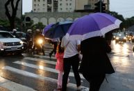 Temperatura sobe em São Paulo e cidade terá chuvas fortes até terça, diz previsão
