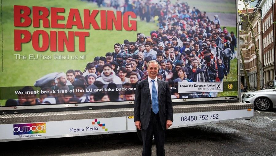 O ex-líder do UKIP, Nigel Farage, posa com o infame pôster "Breaking Point" do partido em 16 de junho de 2016, antes do referendo do Reino Unido sobre a saída da UE./ Jack Taylor/Getty Images