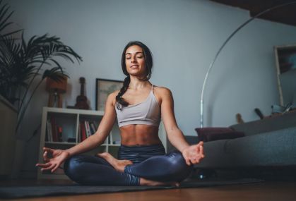 Mulher praticando meditação