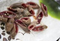 Peixe-pênis, como o encontrado na Argentina, é cortado e comido cru na Coreia com molho picante