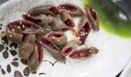Peixe-pênis, como o encontrado na Argentina, é cortado e comido cru na Coreia com molho picante