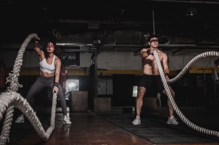 Duas pessoas praticam CrossFit