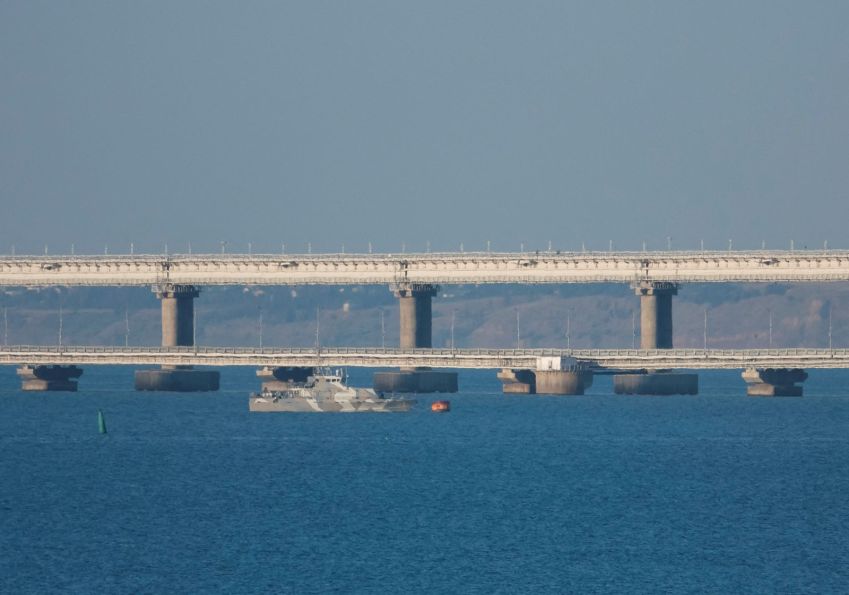 Navio armado navega próximo à ponte da Crimeia que conecta o continente russo com a península através do Estreito de Kerch, na Crimeia, em 17 de julho. / Stringer/Reuters