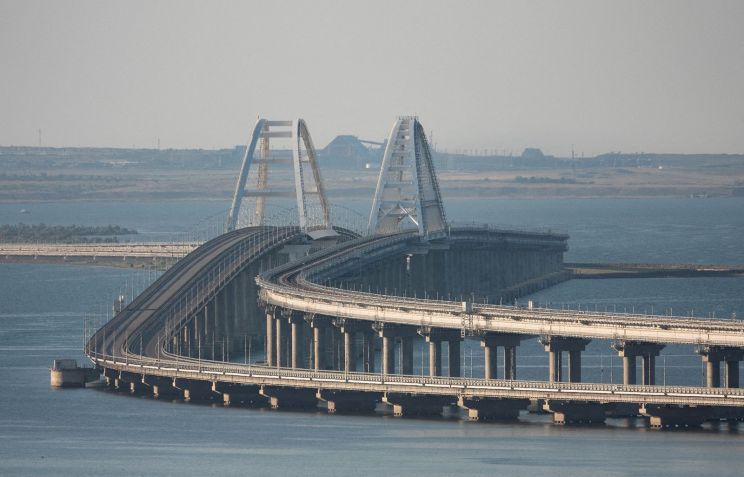 Ponte da Crimeia conectando o continente russo com a península através do Estreito de Kerch, na Crimeia, em 17 de julho • Stringer/Reuters