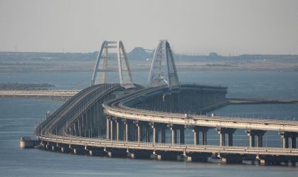 Ponte que liga Rússia à Crimeia tem parte da estrutura danificada após explosões, diz ministério russo