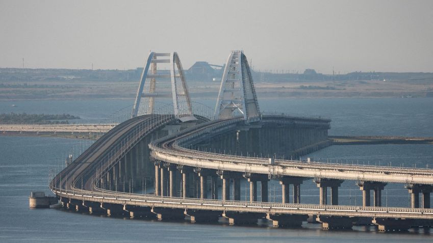 Ponte da Crimeia conectando o continente russo com a península através do Estreito de Kerch, na Crimeia, em 17 de julho • Stringer/Reuters