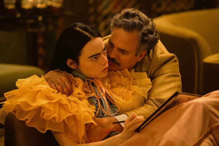 Stone (à esquerda) com o co-estrela Mark Ruffalo (à direita), que interpreta Duncan Wedderburn, um dos pretendentes não tão adequados de Bella / Divulgação/20th Century Studios