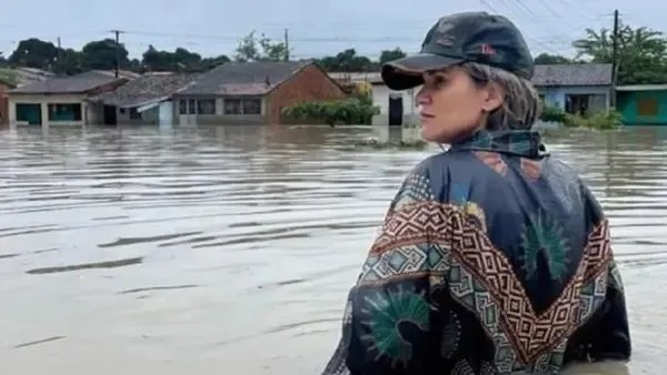 Prefeita de Atalaia é criticada após postar fotos em meio a enchentes e rebate: estava trabalhando