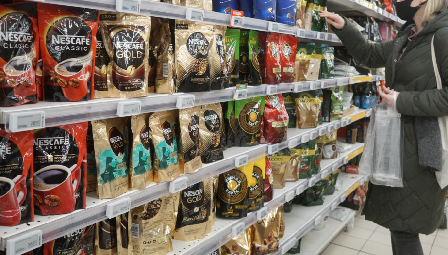 Café Nescafé, produzido pela Nestlé, em uma loja em Moscou em março de 2022. / Konstantin Zavrazhin/Getty Images