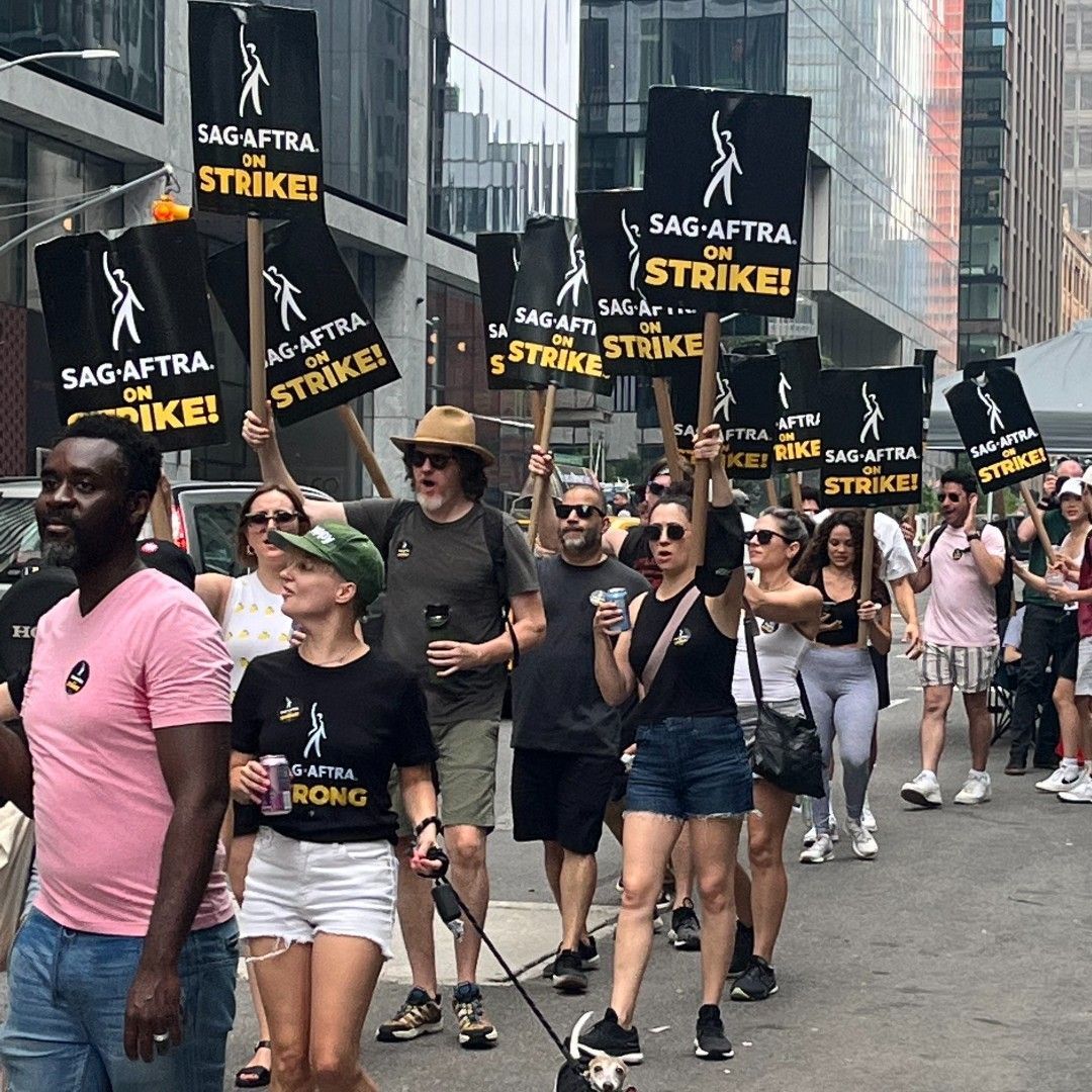 A greve dupla de Hollywood pode ter impactos significativos em produções populares / Instagram/@sagaftra/Reprodução