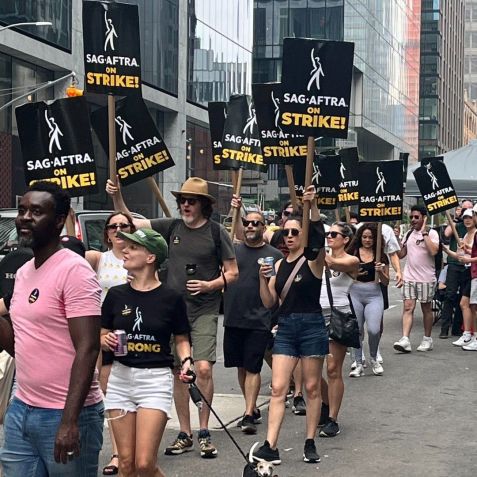 A greve dupla de Hollywood pode ter impactos significativos em produções populares / Instagram/@sagaftra/Reprodução