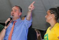 Parlamentares da oposição protocolam pedido de impeachment de Barroso