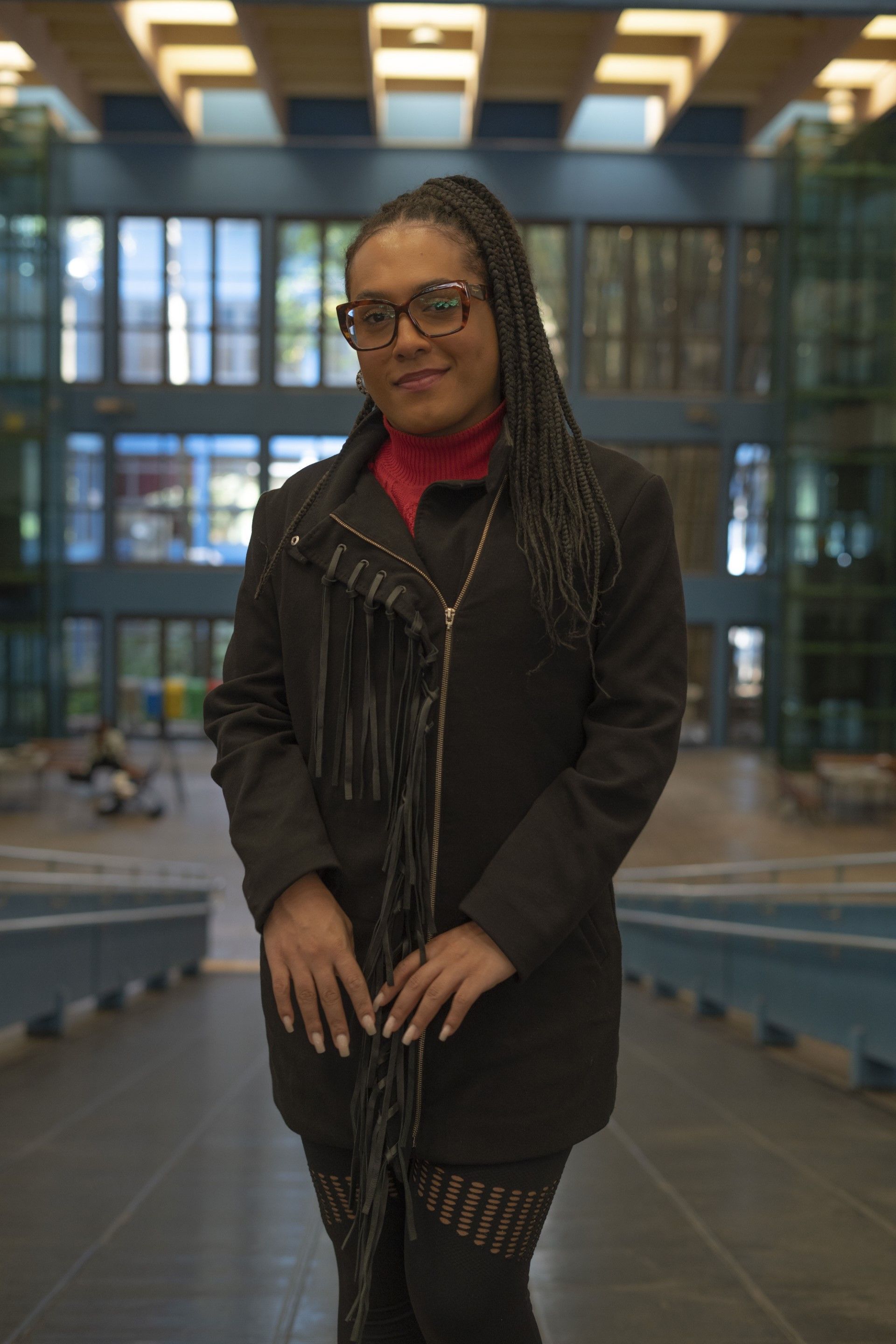 Cantora e compositora Raquel Virgínia, fundadora da agência Nhaí, no prédio da Faculdade de Filosofia, Letras e Ciências Humanas da USP. / Gabriel Cyrillo