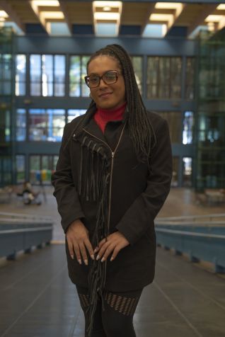 Cantora e compositora Raquel Virgínia, fundadora da agência Nhaí, no prédio da Faculdade de Filosofia, Letras e Ciências Humanas da USP. / Gabriel Cyrillo