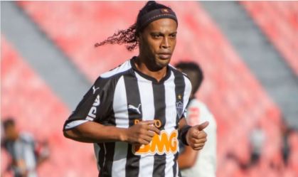Ronaldinho Gaúcho correndo durante um jogo