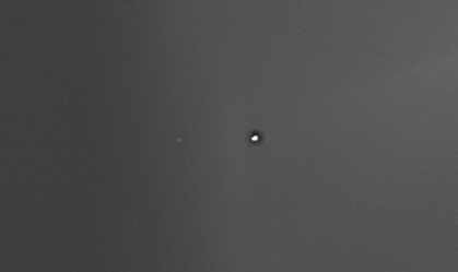 Sonda que orbita Marte mostra imagens da Lua ao redor da Terra