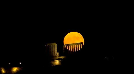 Imagem da Superlua no tempo de Poseidon, no Cabo Sunião, na Grécia