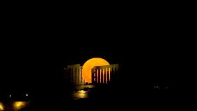 Imagem da Superlua no tempo de Poseidon, no Cabo Sunião, na Grécia