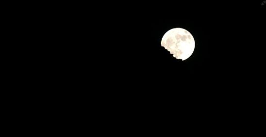 Imagem da Superlua nos céus das Grandes Pirâmides de Gizé, no Egito