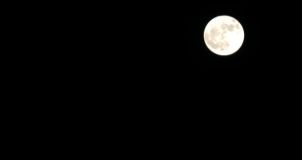 Imagem da Superlua nos céus das Grandes Pirâmides de Gizé, no Egito