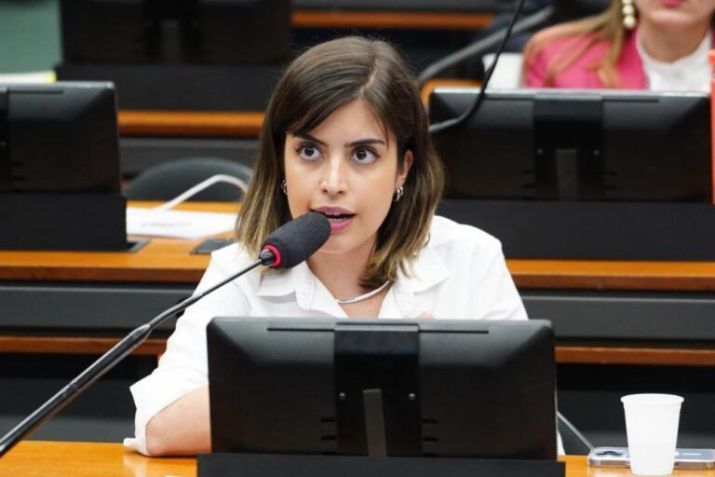 Deputada Tabata Amaral em fala na Câmara / Foto: Pablo Valadares/Agência Câmara
