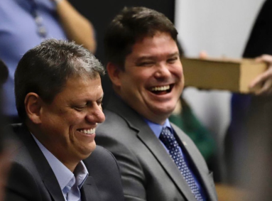 O governador de São Paulo, Tarcísio de Freitas, e o secretário da Casa Civil, Arthur Lima