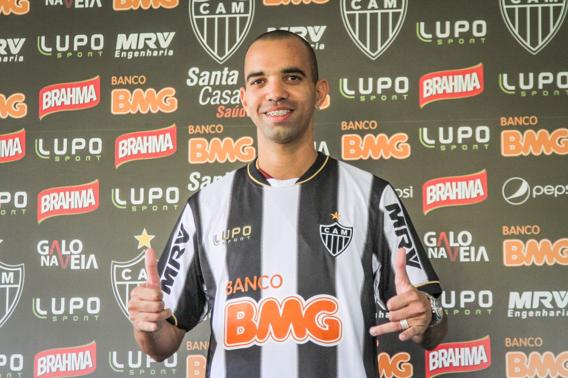 Diego Tardelli, que brilhou em times como o Atlético-MG, ganhou carrão enquanto atuava no exterior