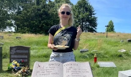 Imagem de destaque do post: Tiktoker americana viraliza ao reproduzir receitas que encontra em lápides