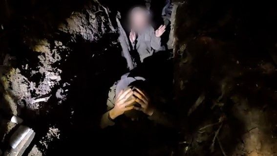 Em um vídeo filmado e fornecido pela Terceira Brigada de Assalto, soldados ucranianos interrogam dois russos sobre sua patente, posição e documentos. O rosto de Slava foi borrado pela CNN para proteger sua identidade. / Crédito: Terceira Brigada de Assalto Ucraniana