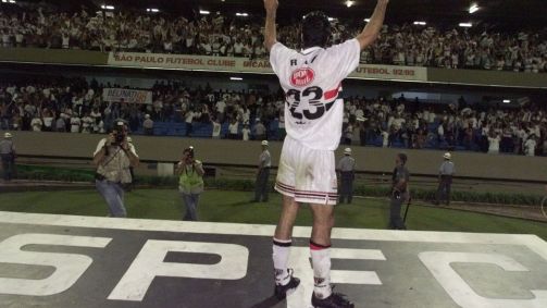 Raí comemora vitória na final do Campeonato Paulista de 1998
