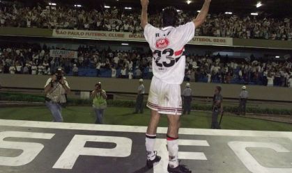 Raí comemora vitória na final do Campeonato Paulista de 1998