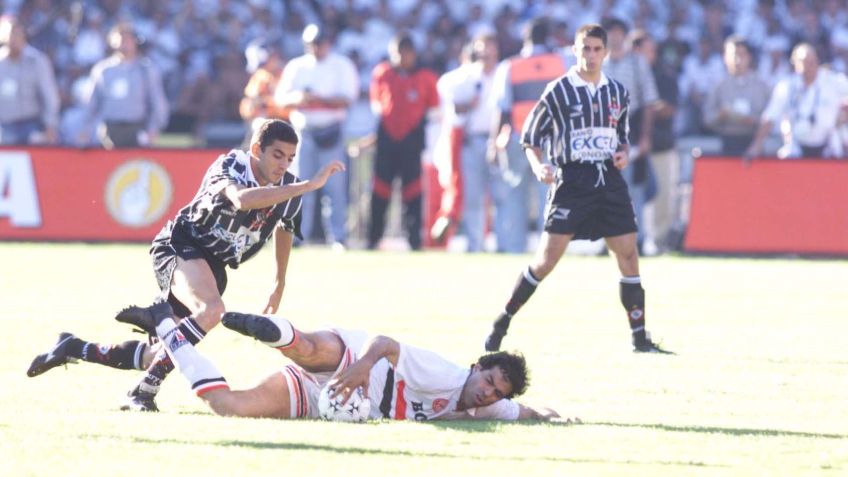 Raí sofre falta durante final do Paulistão de 1998, contra o Corinthians / FÁBIO M. SALLES/ESTADÃO CONTEÚDO/AE/Codigo imagem:71205