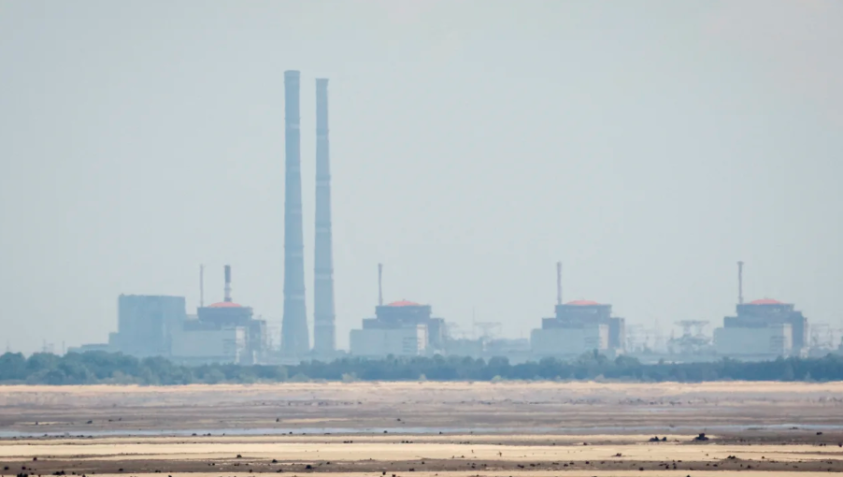 A usina Zaporizhzhia vista das margens do Dnipro em 16 de junho, após o colapso da barragem de Nova Kakhovka. / Alina Smutko/Reuters