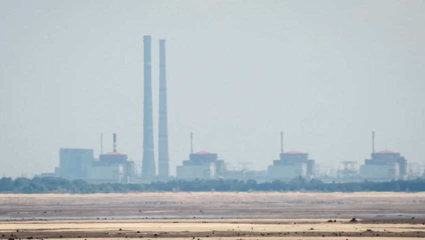 A usina Zaporizhzhia vista das margens do Dnipro em 16 de junho, após o colapso da barragem de Nova Kakhovka. / Alina Smutko/Reuters