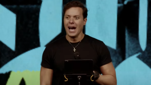 Pastor André Valadão durante culto nos Estados Unidos