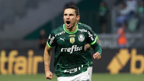 Raphael Veiga marca o gol da vitória do Palmeiras contra o Fortaleza, no Allianz Parque