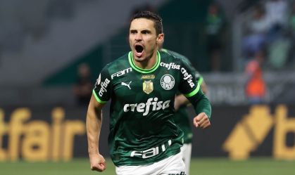 Raphael Veiga marca o gol da vitória do Palmeiras contra o Fortaleza, no Allianz Parque