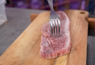 Tábua de descongelar carne funciona mesmo? Manual do Mundo responde