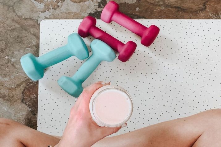 Whey isolado ou concentrado? / Imagem: Unsplash/Derick McKinney