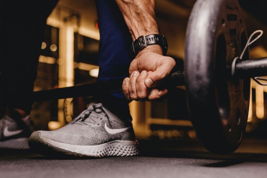 Qual a diferença do whey protein concentrado e isolado? / Imagem: Unsplash/Jonathan Borba