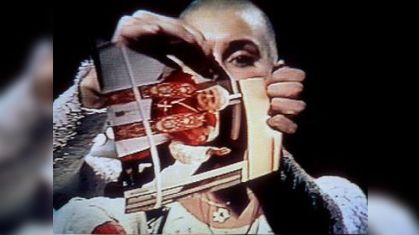 Cantora Sinéad O’Connor rasga foto do papa João Paulo II durante apresentação no Saturday Night Live, em 1992.