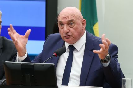 O general Gonçalves Dias, ex-ministro do GSI, durante depoimento à CPI do MST