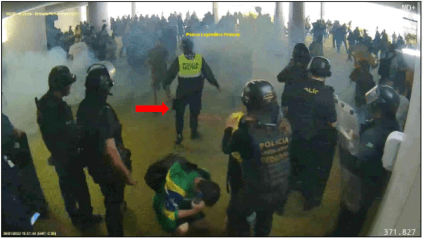 Coronel Fábio Augusto (de colete, no centro) no Salão Verde da Câmara dos Deputados, às 15h01 (com destaque no Comandante-Geral da PM/DF), em 8 de janeiro de 2023. / Coronel Fábio Augusto (de colete, no centro) no Salão Verde da Câmara dos Deputados, às 15h01 (com destaque no Comandante-Geral da PM/DF), em 8 de janeiro de 2023.