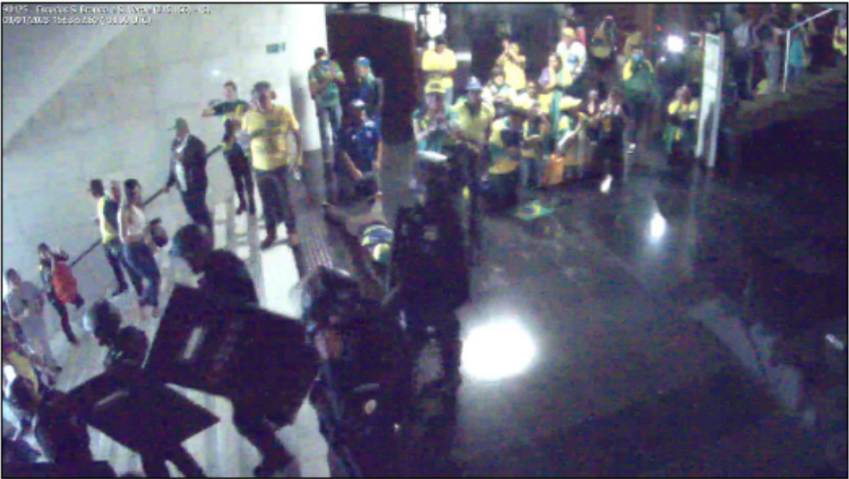 Policiais do BP Choque da PMDF deixando a escadaria entre o Salão Branco e o Salão Verde, às 15h53, de 8 de janeiro. / Reprodução