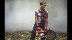 No thriller francês &quot;Alta Tensão&quot;, Cécile De France interpreta uma mulher que parece estar tentando salvar sua amiga de um assassino sangue frio.