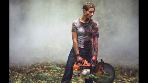 No thriller francês &quot;Alta Tensão&quot;, Cécile De France interpreta uma mulher que parece estar tentando salvar sua amiga de um assassino sangue frio.