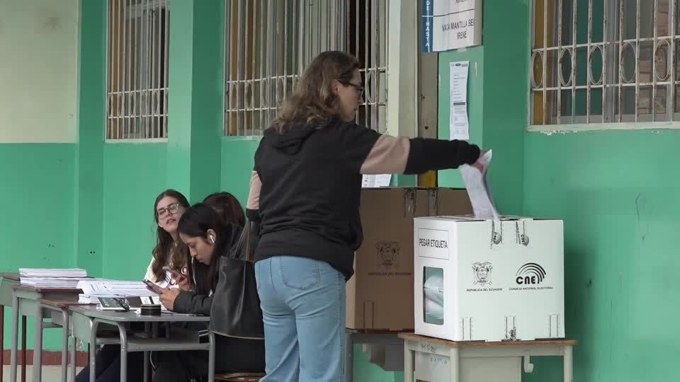 Many Ecuadorians go to the polls in the hope of moving forward