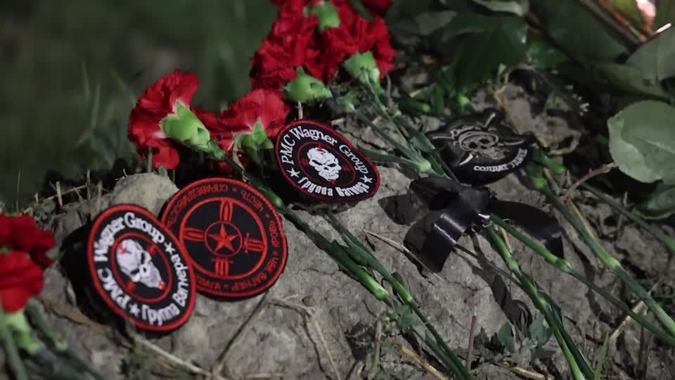 Flores são deixadas em São Petersburgo em homenagem / Reuters