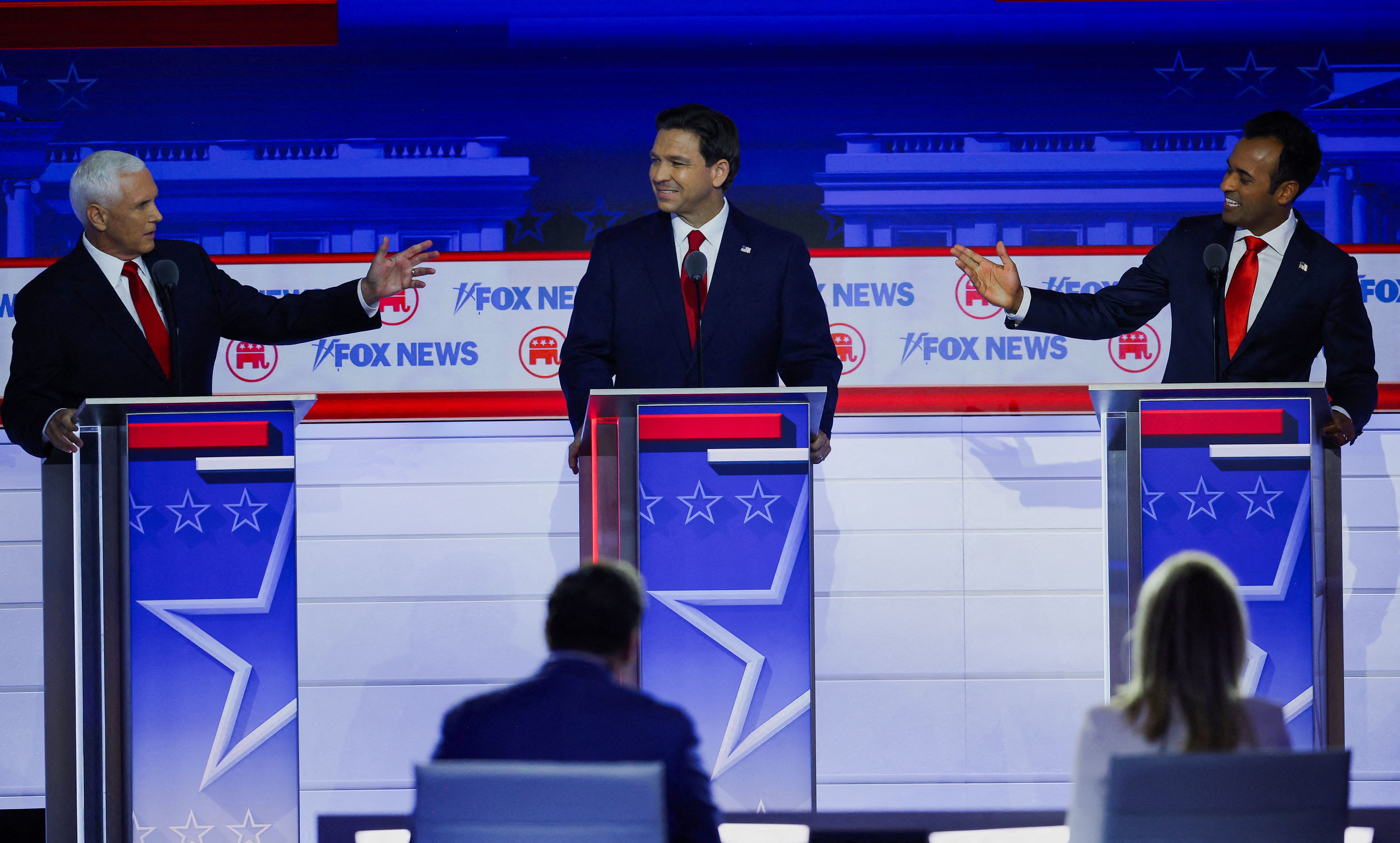 Mike Pence, Ron DeSantis e Vivek Ramaswamy em debate do partido republicano para as primárias das eleições presidenciais dos EUA / Brian Snyder/Reuters