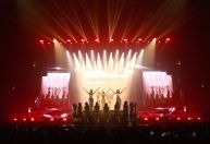 LE SSERAFIM mostra sinergia em segundo show da turnê “FLAME RISES”